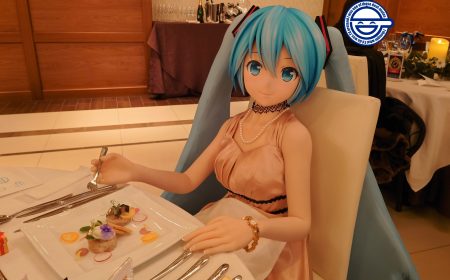 Hatsune Miku: Hombre se casó con la idol y cena con ella en público