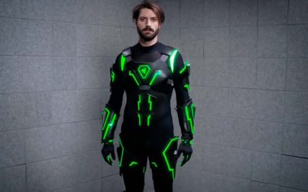 Razer presenta el Hypersense Suit, un traje que recuerda a Ready Player One