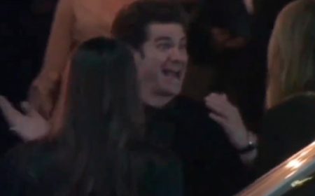 Captan a Andrew Garfield imitando la bofetada de Will Smith tras Los Oscars 2022