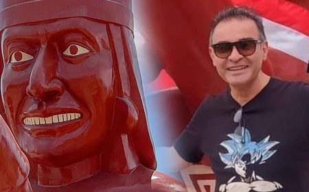 Mario Castañeda y René Garcia posaron con el «huaco erótico» de Trujillo