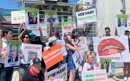 Exestrella de Zoey 101 protesta afuera de Nickelodeon por abuso infantil