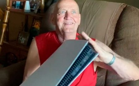 Abuelito de 85 años se emociona al recibir de regalo una PlayStation 5