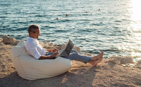 4 pasos para limpiar tu laptop tras un día en la playa